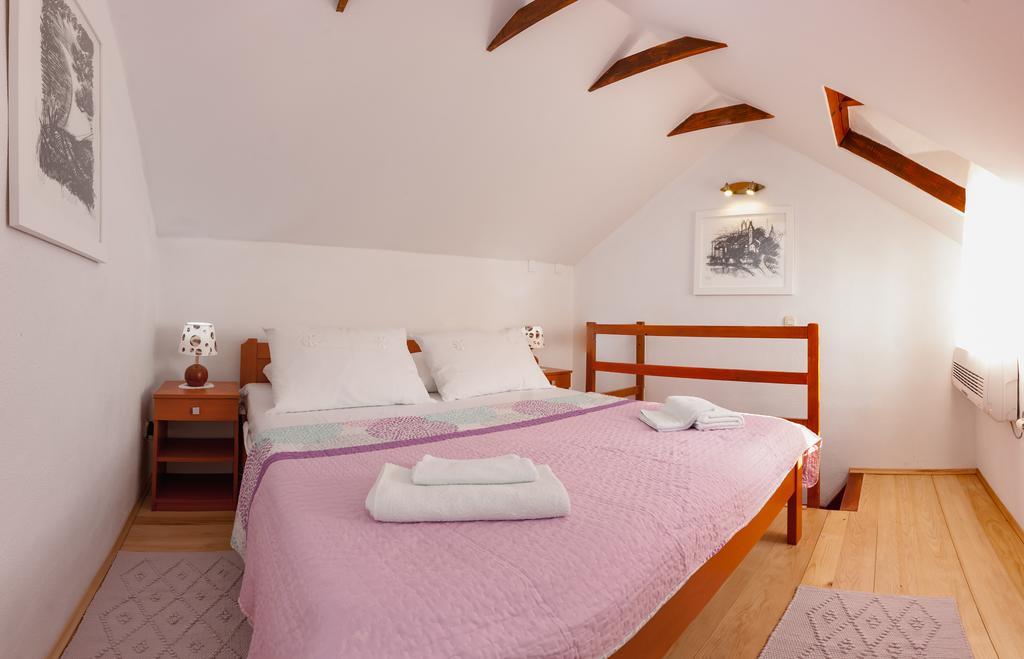 Holiday Home Vineyard House Bol Bagian luar foto