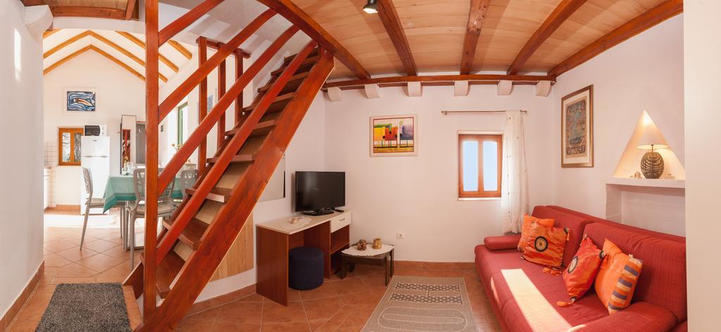 Holiday Home Vineyard House Bol Bagian luar foto