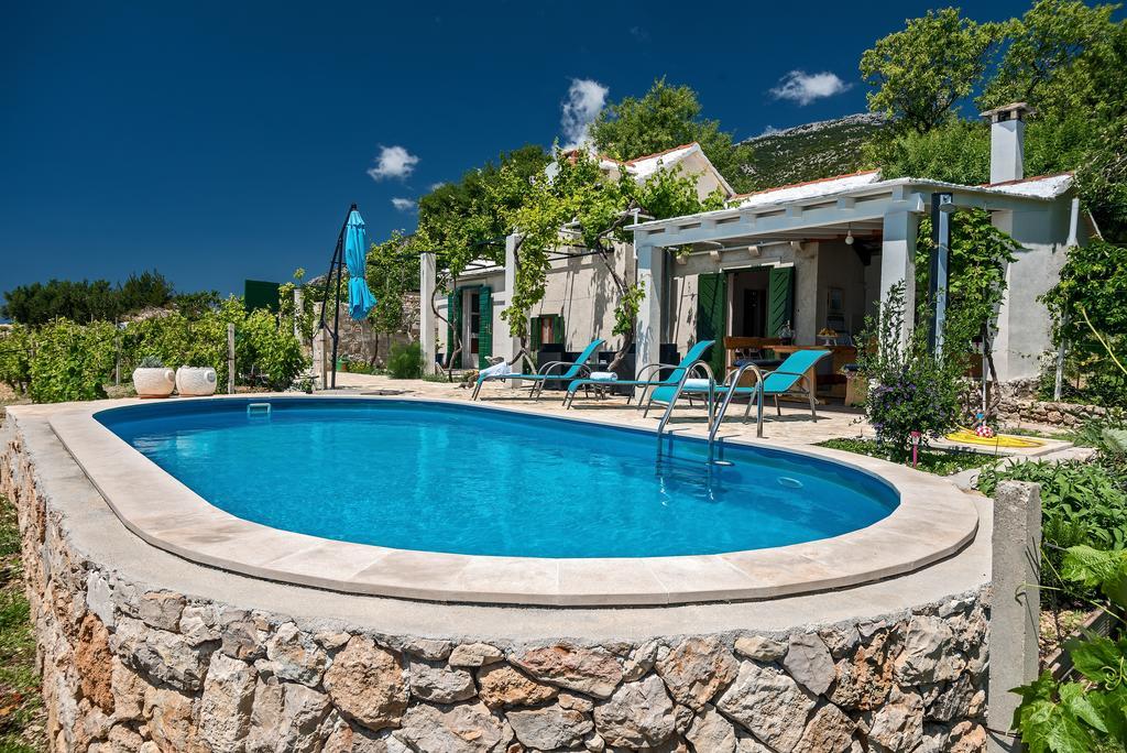 Holiday Home Vineyard House Bol Bagian luar foto