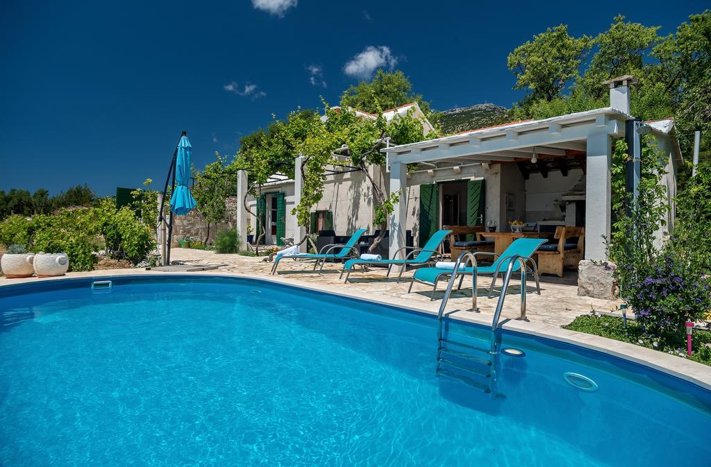 Holiday Home Vineyard House Bol Bagian luar foto
