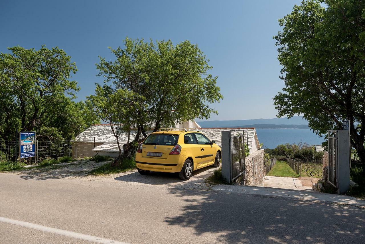 Holiday Home Vineyard House Bol Bagian luar foto