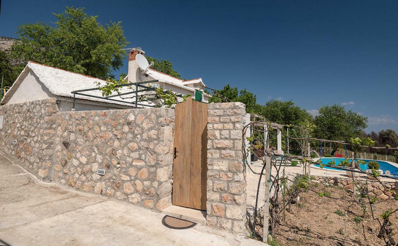 Holiday Home Vineyard House Bol Bagian luar foto