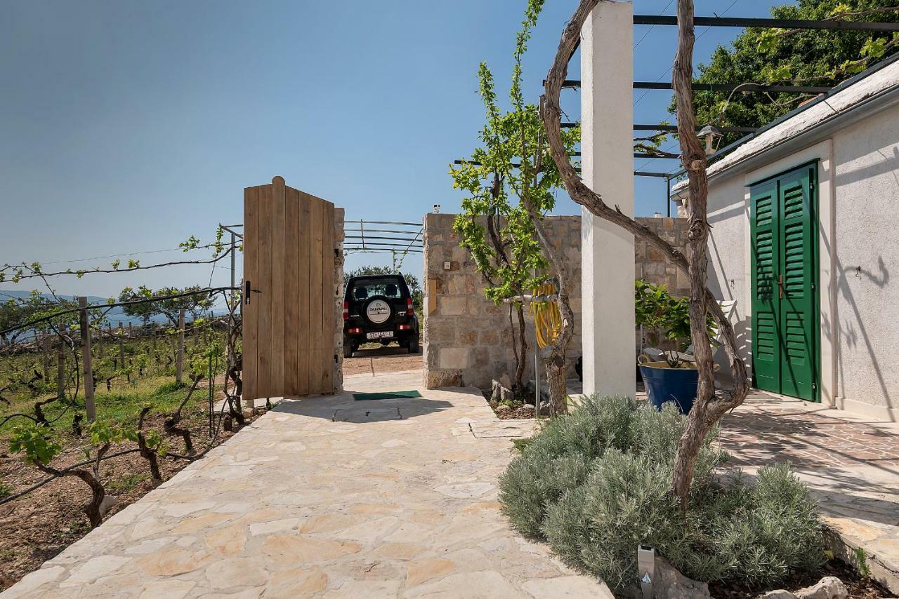 Holiday Home Vineyard House Bol Bagian luar foto