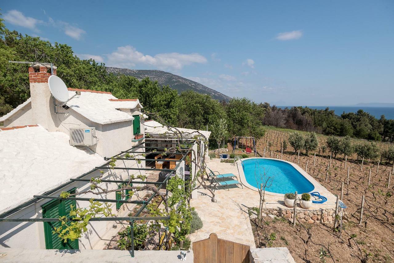 Holiday Home Vineyard House Bol Bagian luar foto