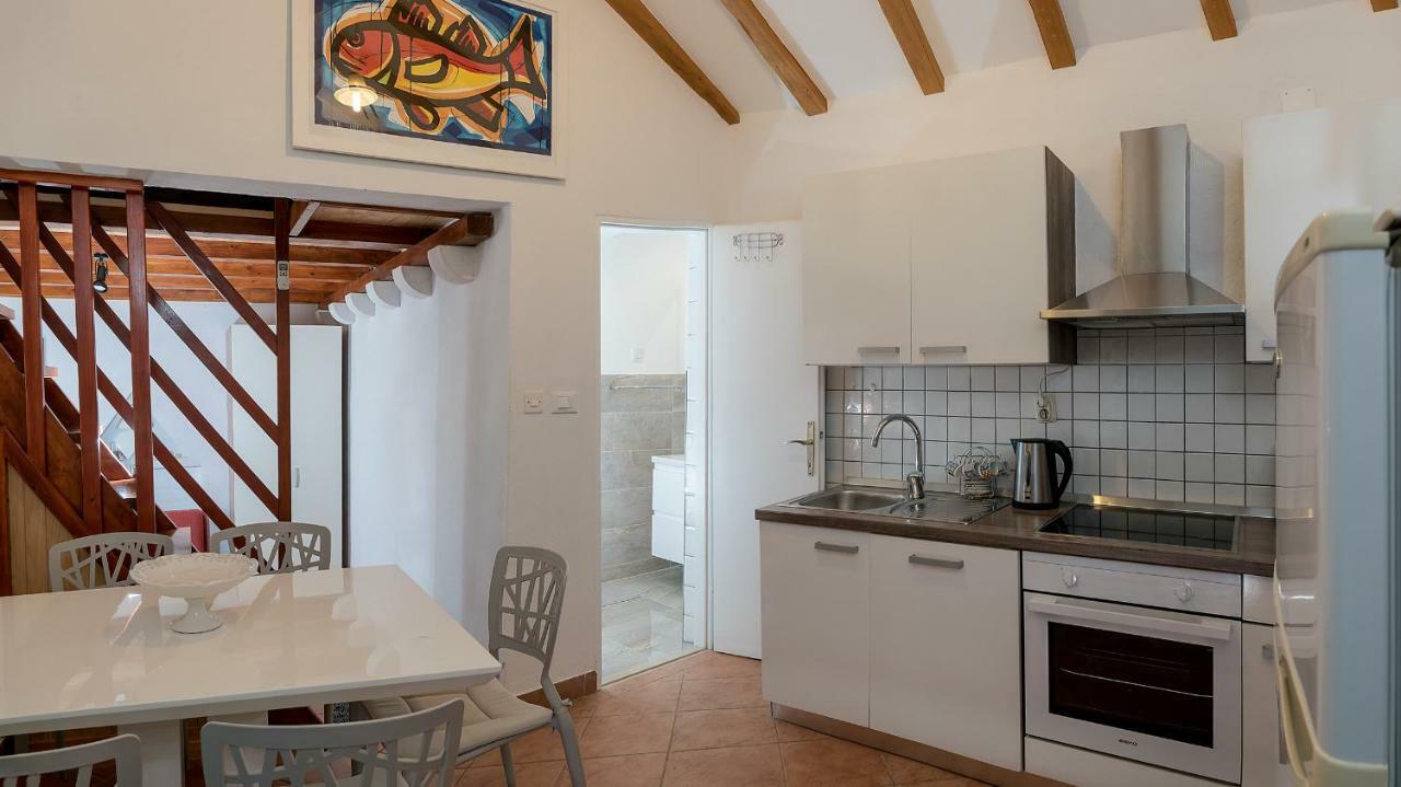 Holiday Home Vineyard House Bol Bagian luar foto
